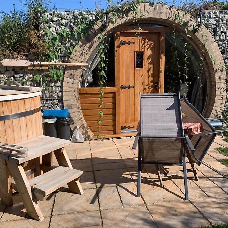 Romantic Escape Luxury Hobbit House With Hot Tub! Sheerness Esterno foto