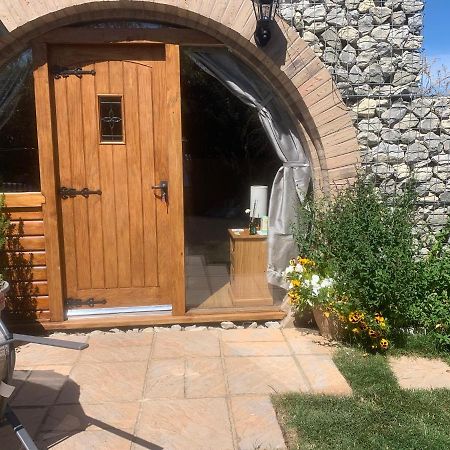 Romantic Escape Luxury Hobbit House With Hot Tub! Sheerness Esterno foto
