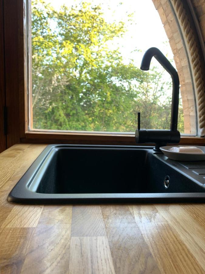 Romantic Escape Luxury Hobbit House With Hot Tub! Sheerness Esterno foto
