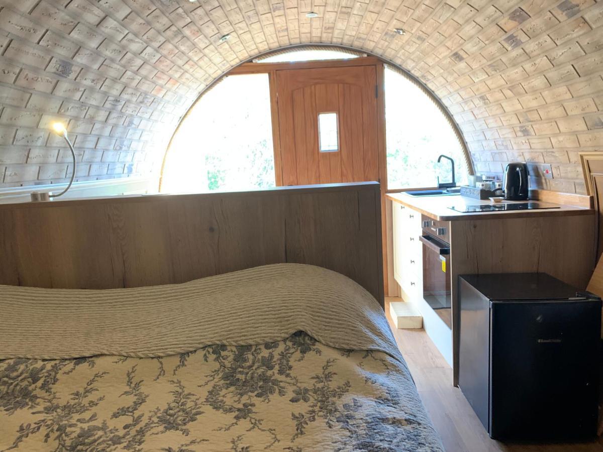 Romantic Escape Luxury Hobbit House With Hot Tub! Sheerness Esterno foto