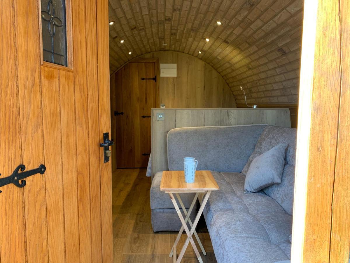 Romantic Escape Luxury Hobbit House With Hot Tub! Sheerness Esterno foto