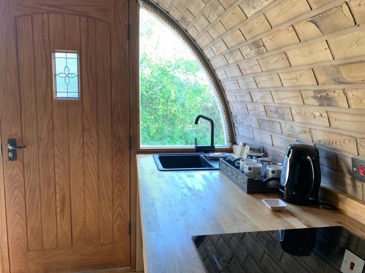 Romantic Escape Luxury Hobbit House With Hot Tub! Sheerness Esterno foto