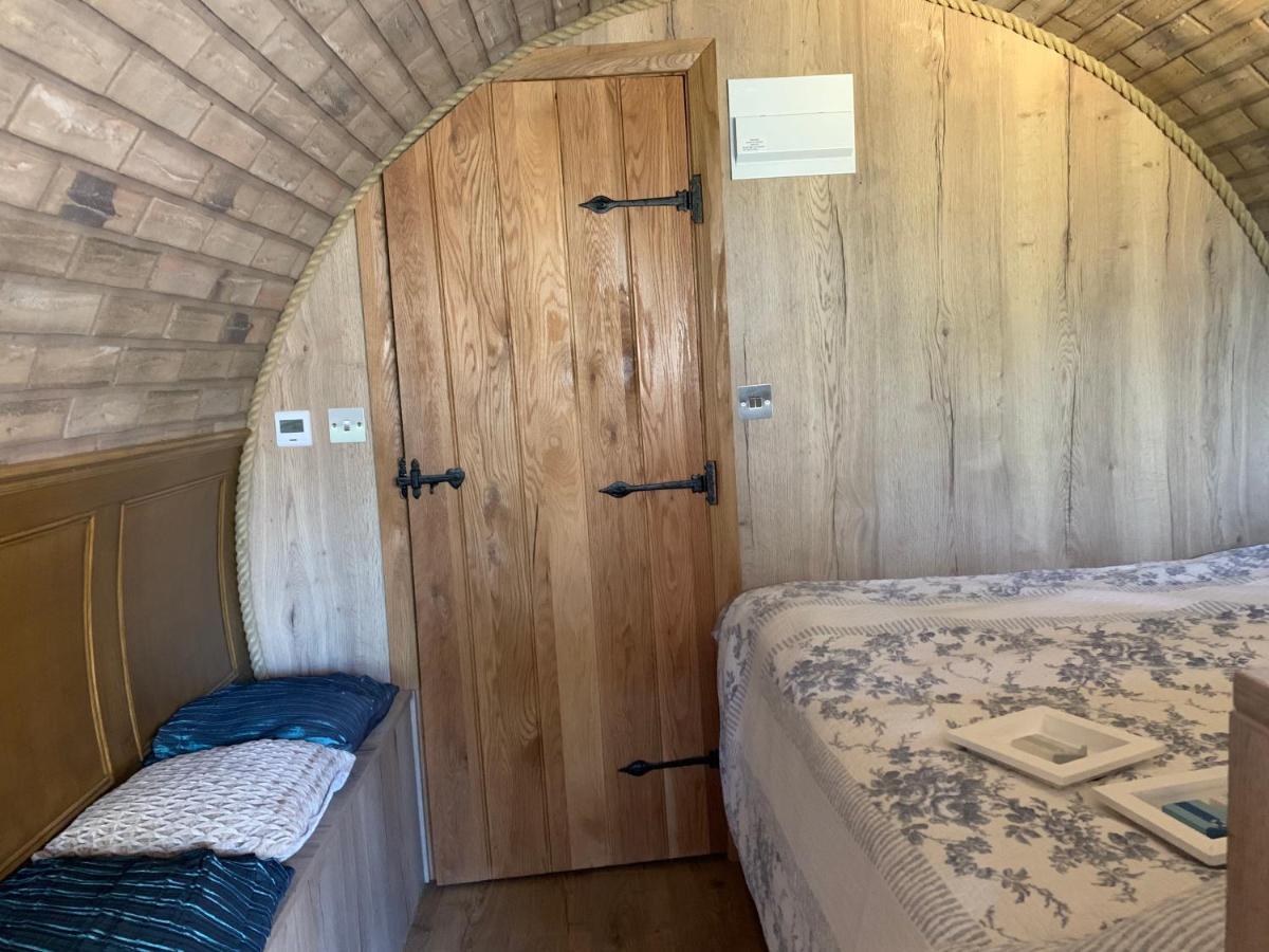 Romantic Escape Luxury Hobbit House With Hot Tub! Sheerness Esterno foto