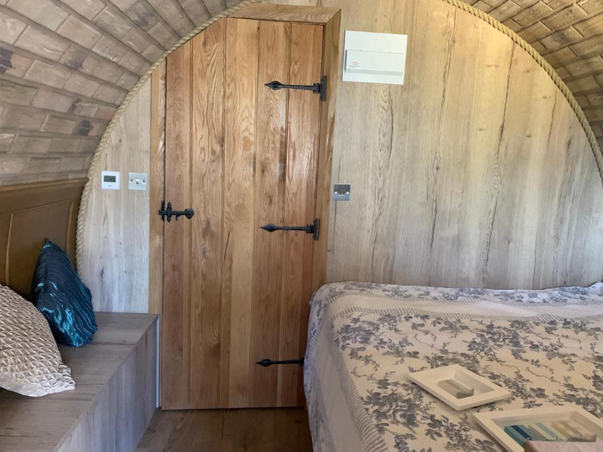 Romantic Escape Luxury Hobbit House With Hot Tub! Sheerness Esterno foto