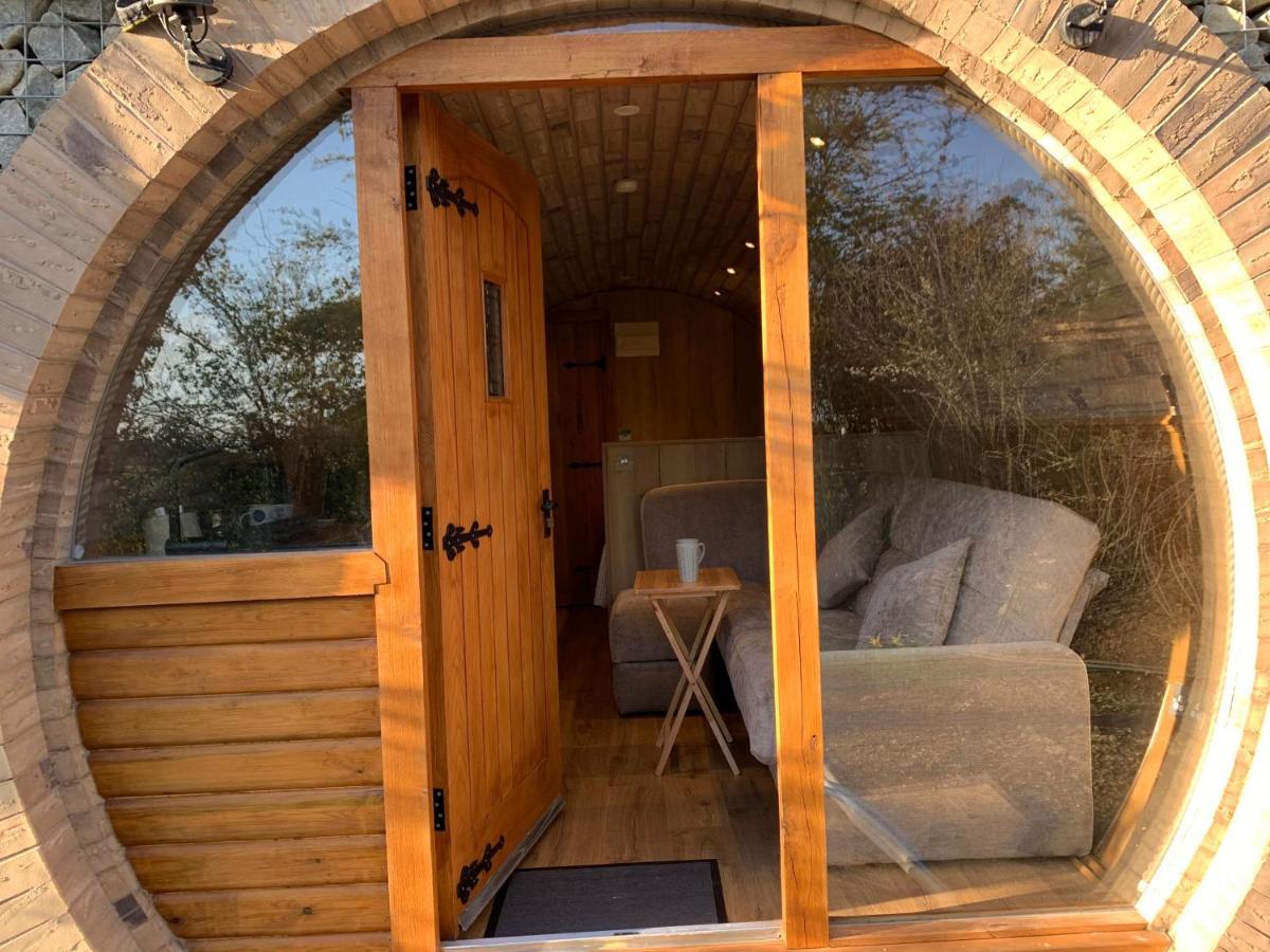 Romantic Escape Luxury Hobbit House With Hot Tub! Sheerness Esterno foto