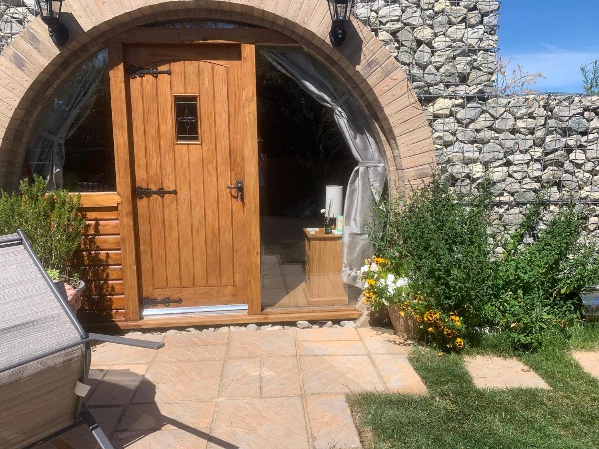 Romantic Escape Luxury Hobbit House With Hot Tub! Sheerness Esterno foto