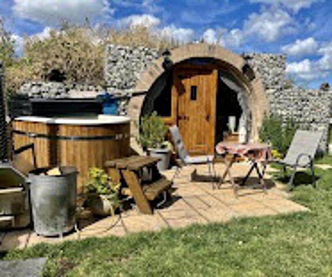 Romantic Escape Luxury Hobbit House With Hot Tub! Sheerness Esterno foto